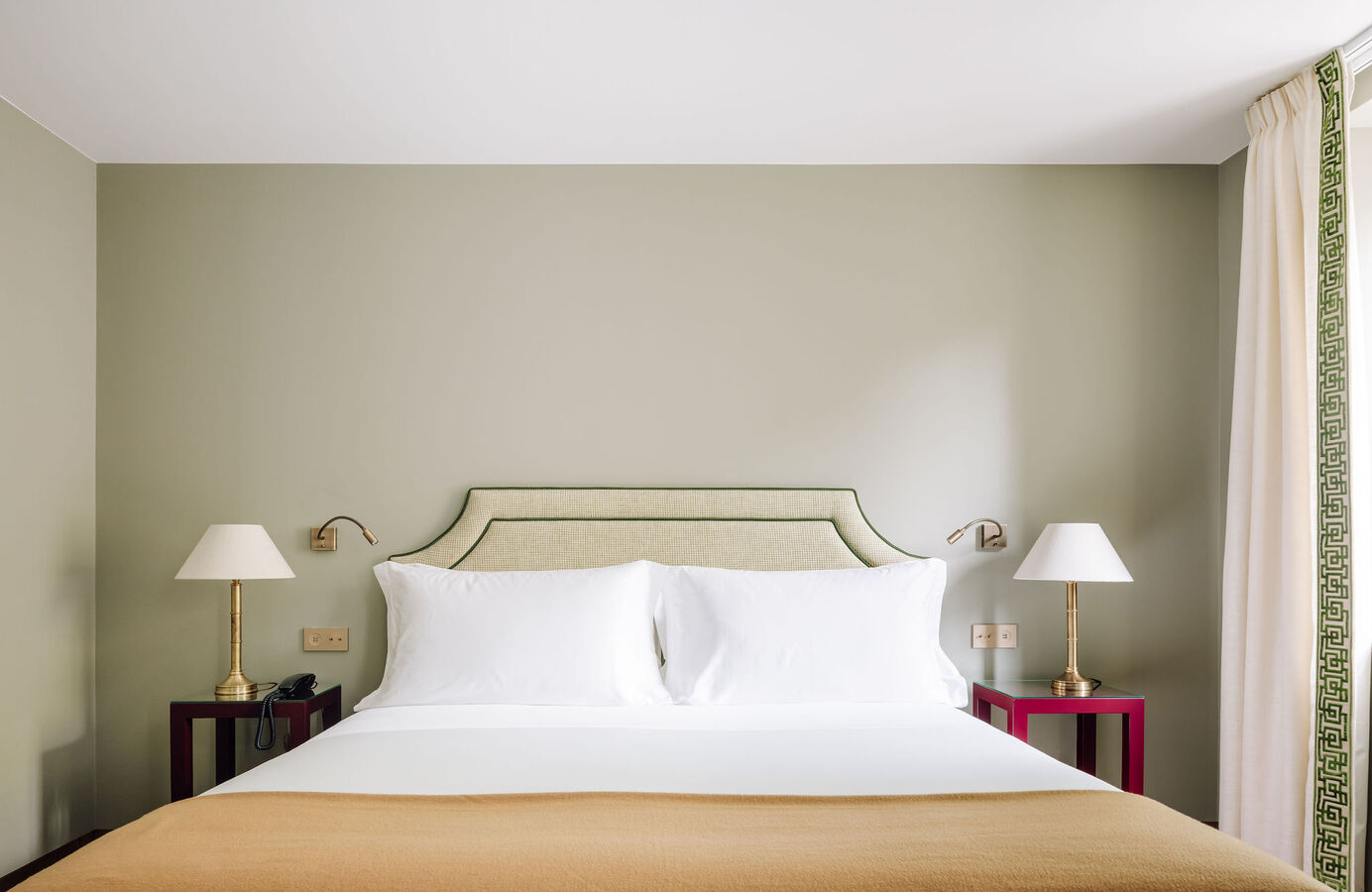 <span>ROOMS & SUITES</span>THE VERY BEST IN COMFORT